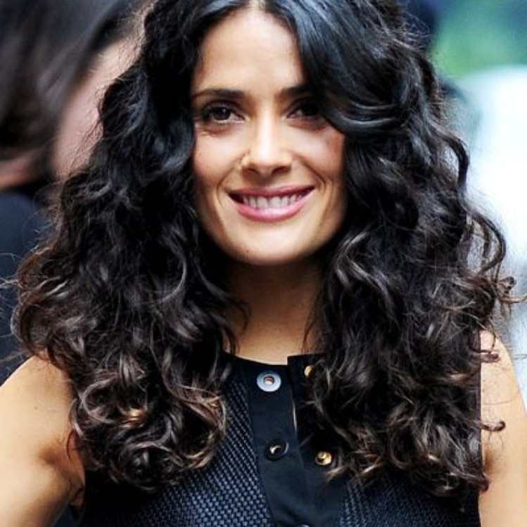 5 formas de llevar el corte midi rizado al estilo de Salma Hayek