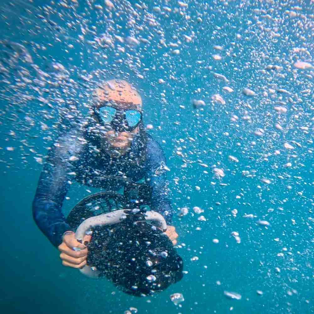 Invitado de GoPo haciendo Snorke, foto capturada bajo el agua.