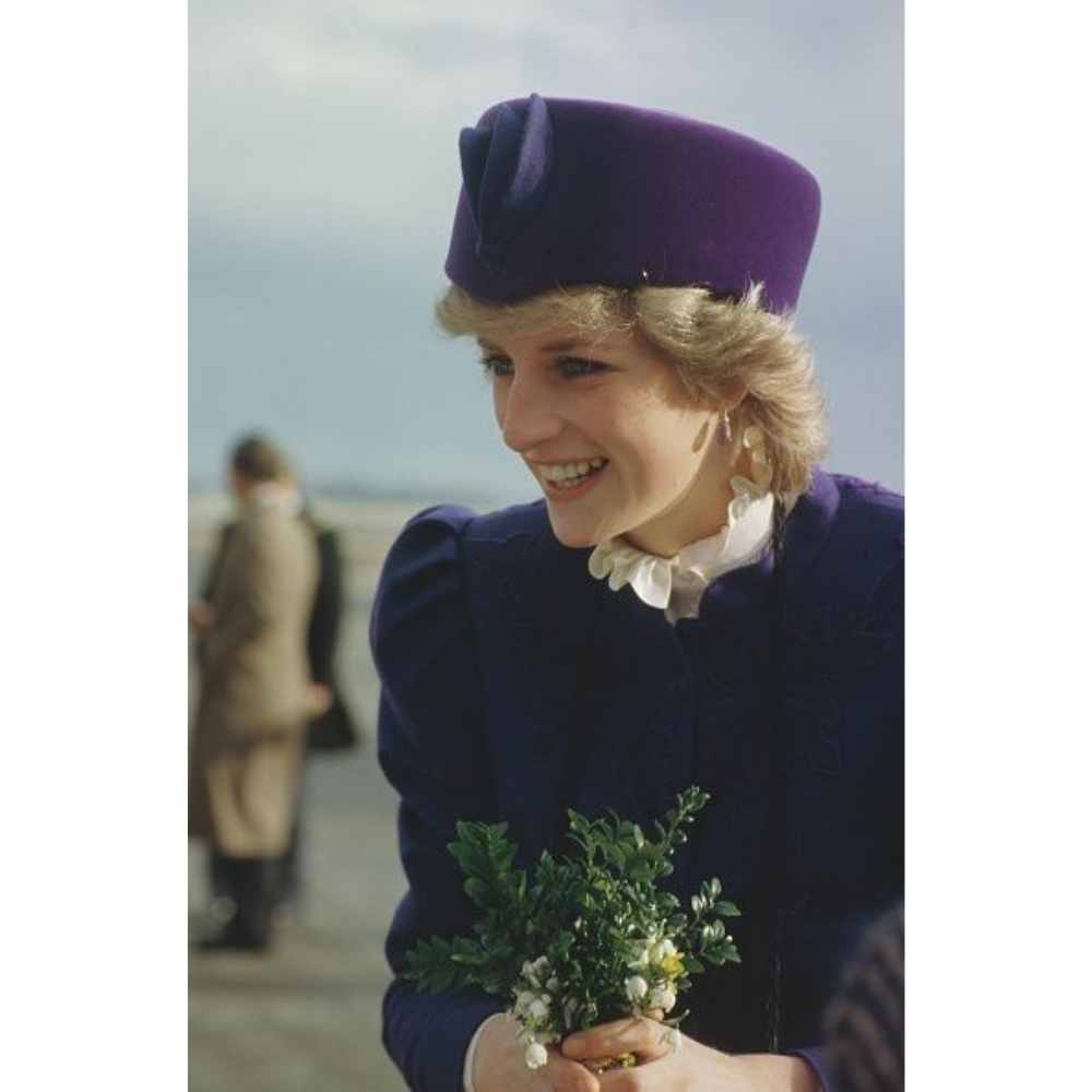 Este texto nos ofrece un cercanía con Diana que nos hace quererla como si fuera una amiga Diana de Gales en un evento con traje morado