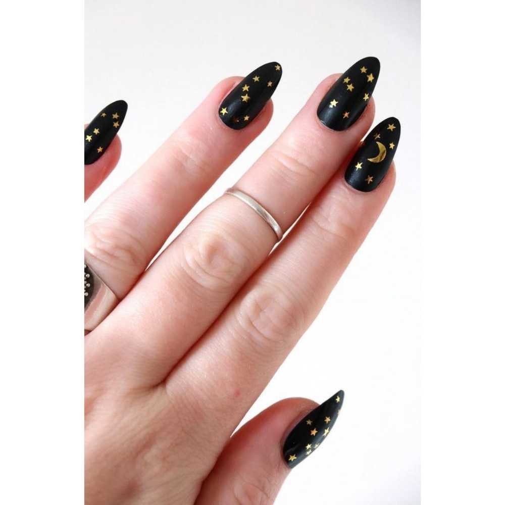 uñas de Halloween con diseño de estrellas y lunas