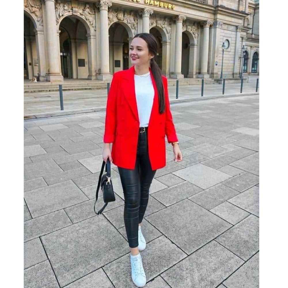 10 ideas de outfits con blazer rojo y tenis blancos para verte casual pero elegante 9