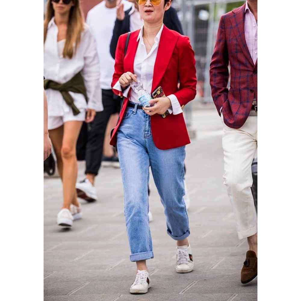 Outfit con blazer rojo largo y jeans