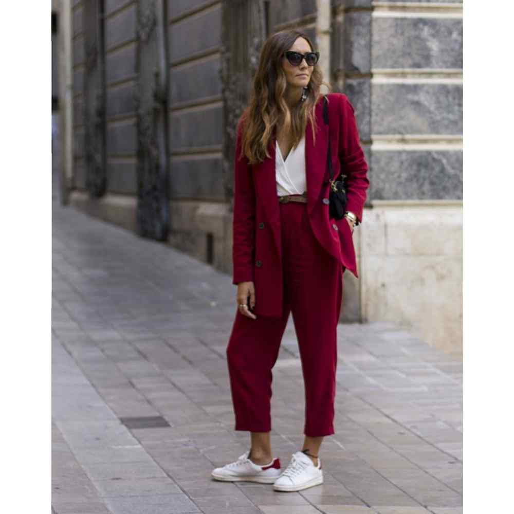 Outfit con blazer rojo y tenis blancos