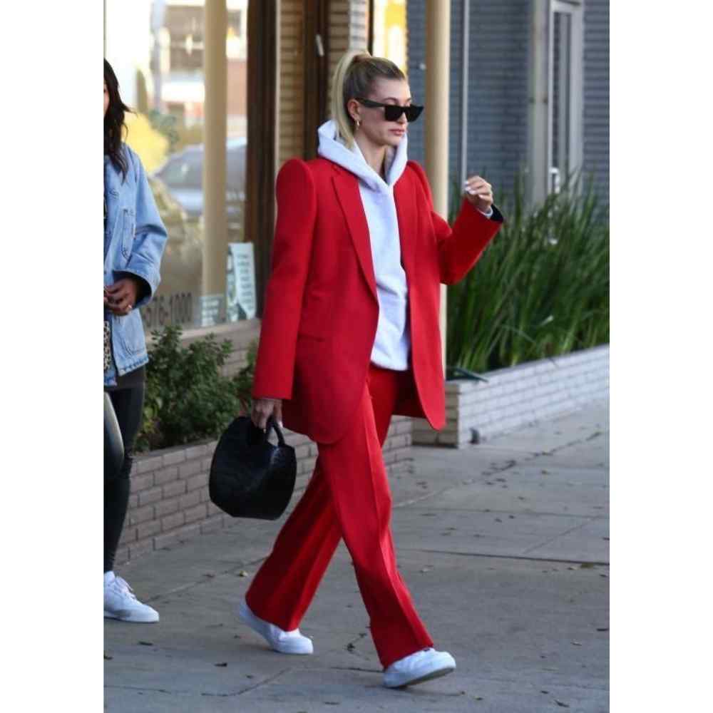 Outfit con blazer rojo y tenis blancos