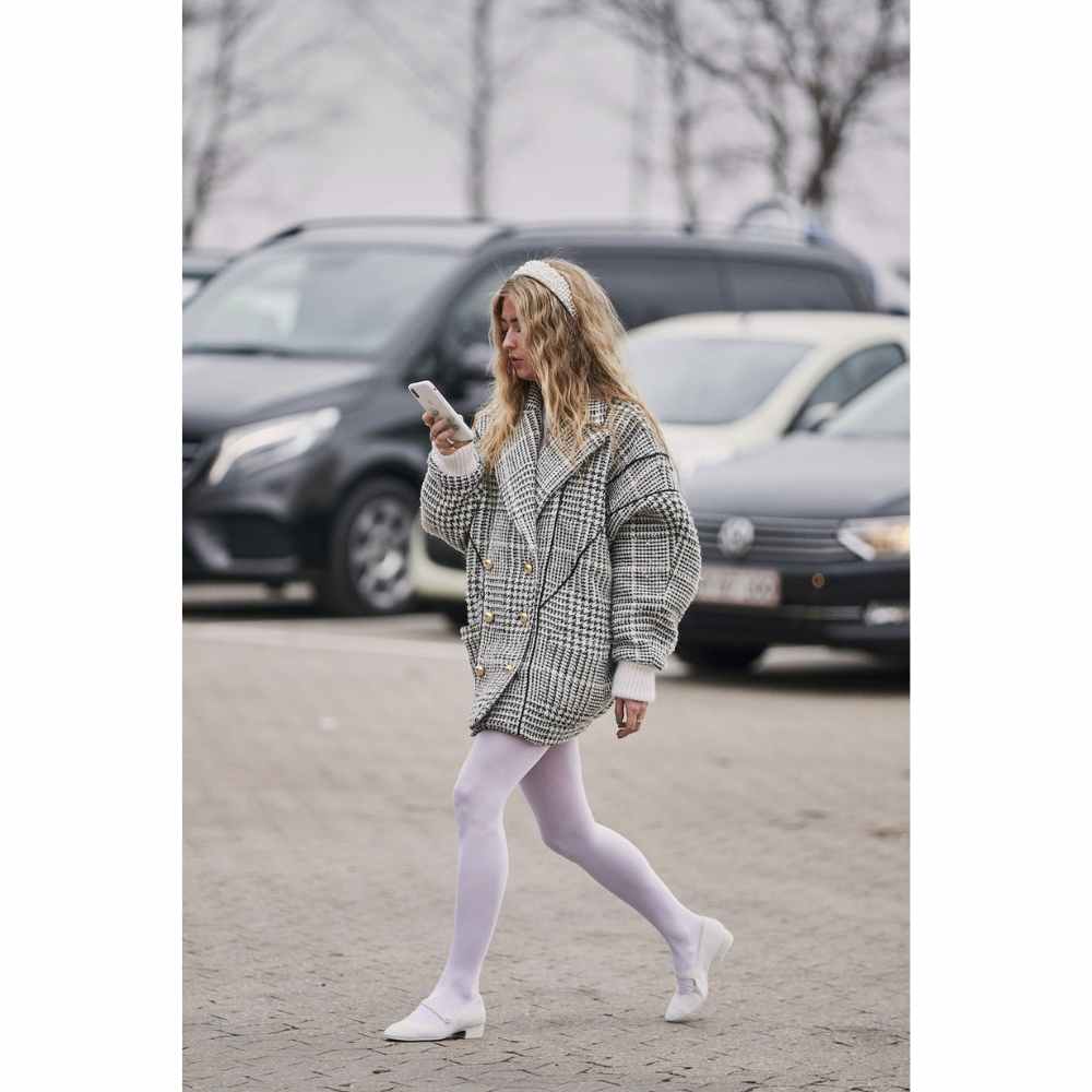 10 outfits con mallas blancas que te harán lucir muy invernal y no como una  niña | Mujer de 10