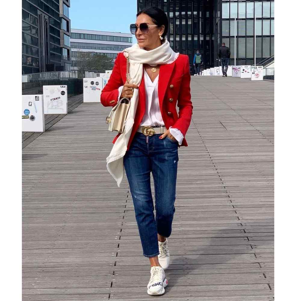 Camisa blanca sin cuello, jeans y blazer Jeans con blusa sin cuello y blazer