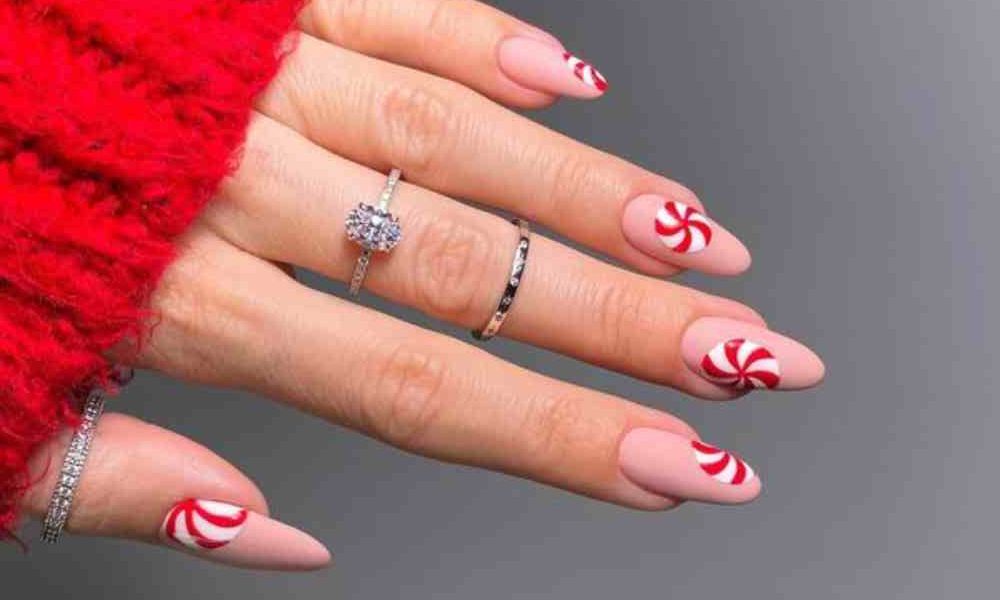 Diseño de uñas rojo con caramelos para navidad
