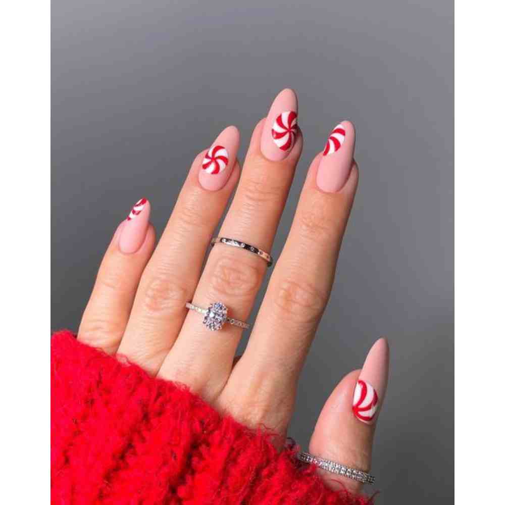 Diseño de uñas rojo con caramelos para navidad