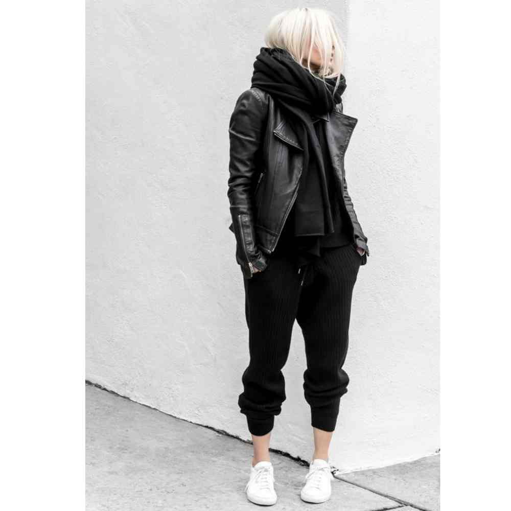 Chamarra de cuero sintético outfit negro con chamarra de cuero y bufanda