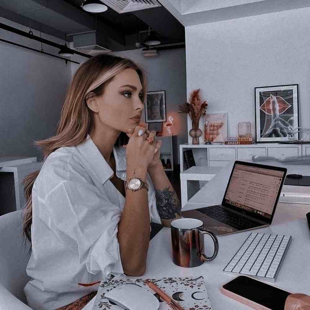 Inicia en un nuevo empleo la primer semana de noviembre Chica en su oficina planificando un nuevo comienzo durante el calendario lunar