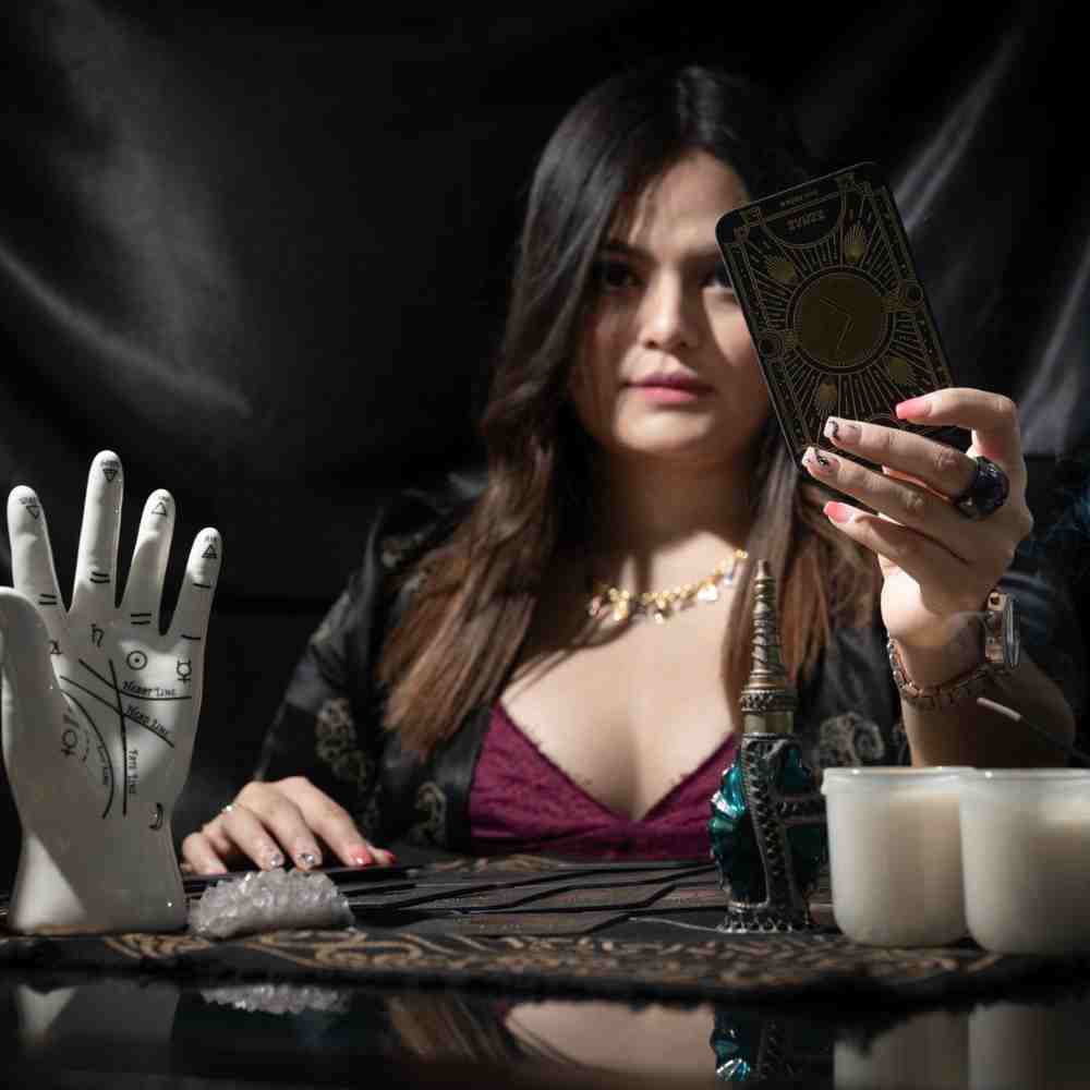 Diferencia entre la canalización astral y el tarot de predicción Brenda Her en lectura de tarot
