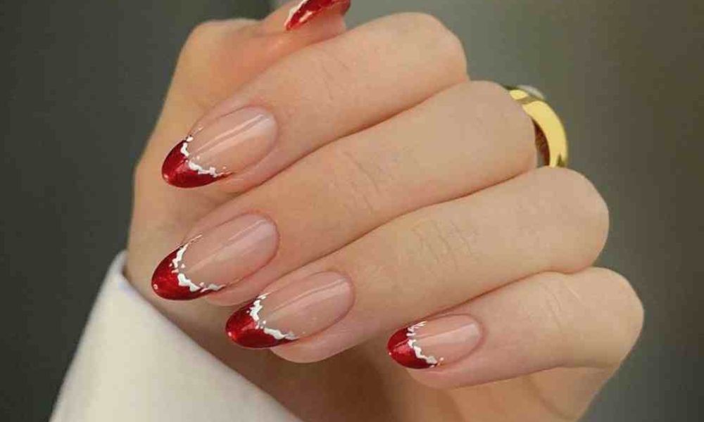 Uñas almendra con efecto cromo rojo para navidad