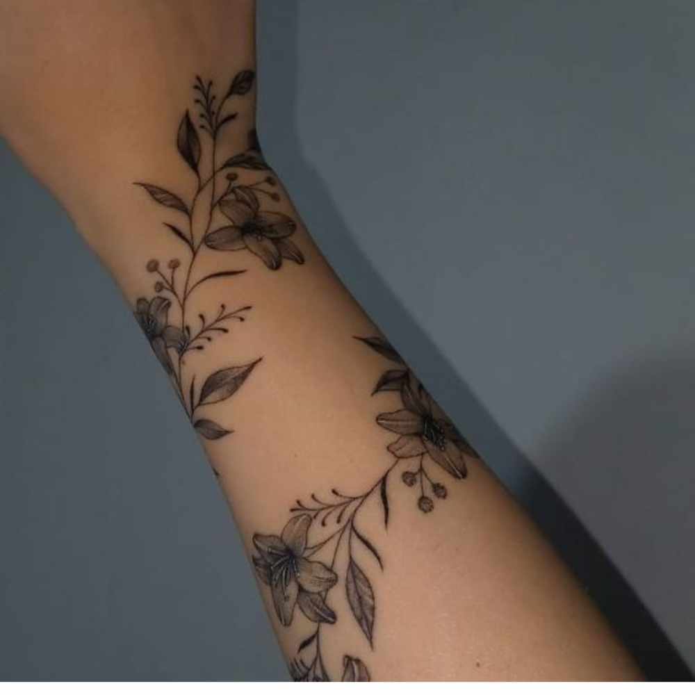 5 ideas de tatuajes con enredaderas de flores para usarlos en tus brazos 0
