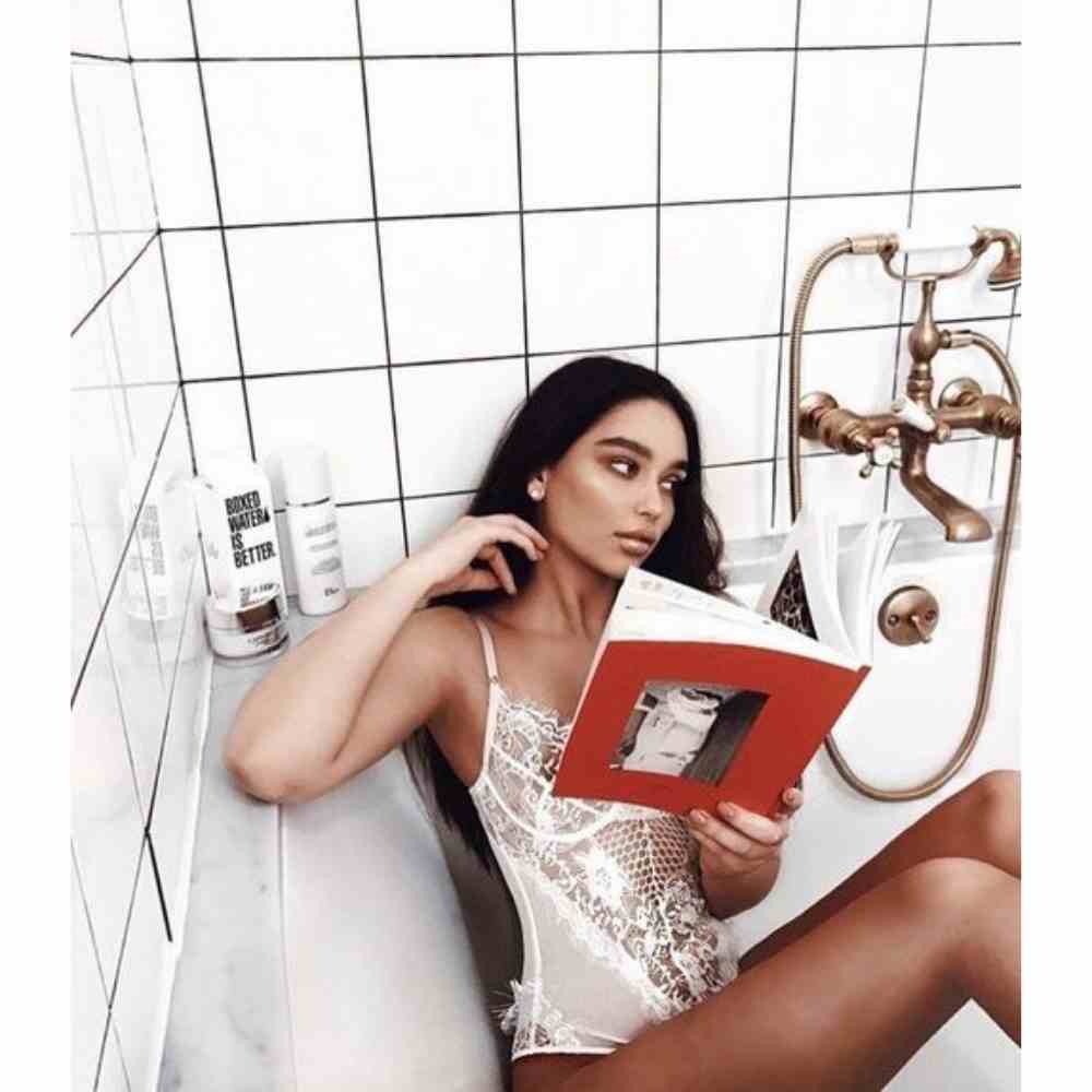 Chiuca leyendo de sorma sexy dentro de la bañera