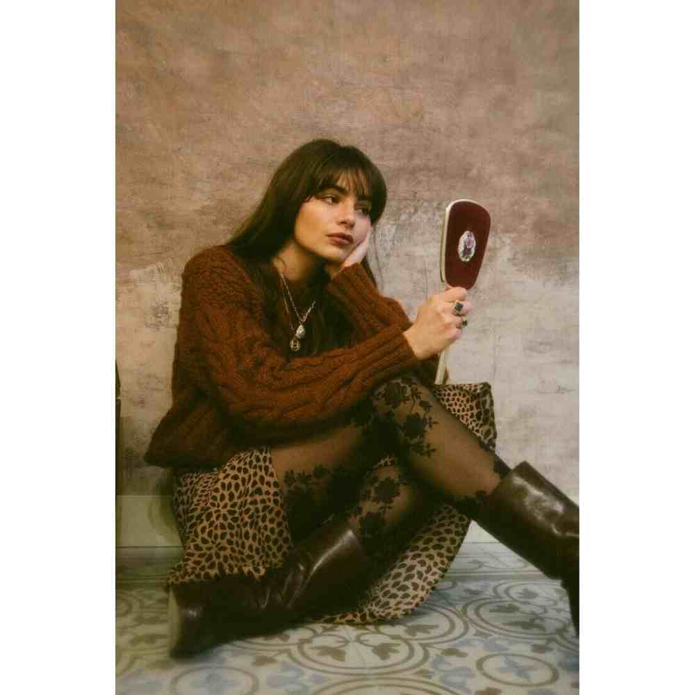 Falda larga animal print y suéter tejido Outfit con medias estampadas y botas largas