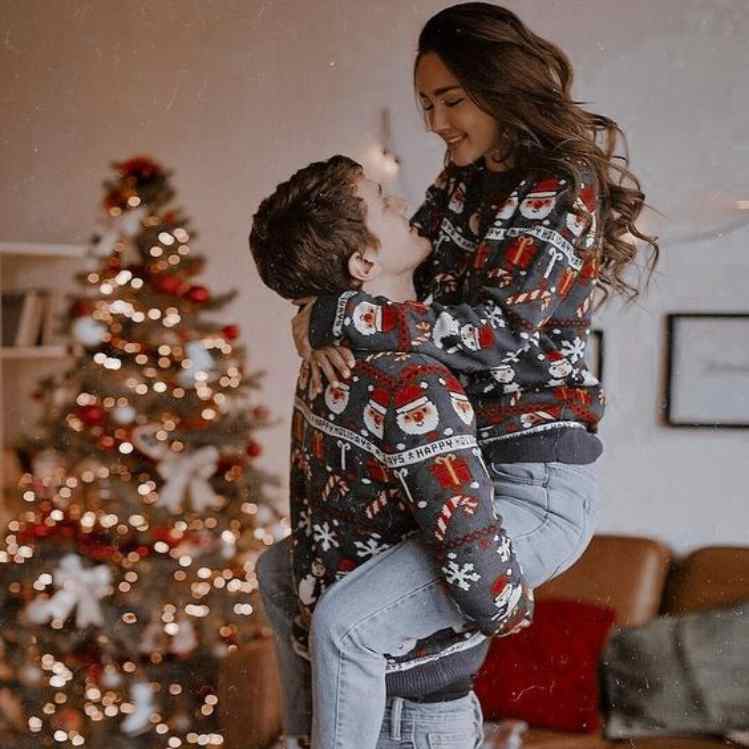 10 poses que puedes hacer con tu pareja en el Árbol de Navidad