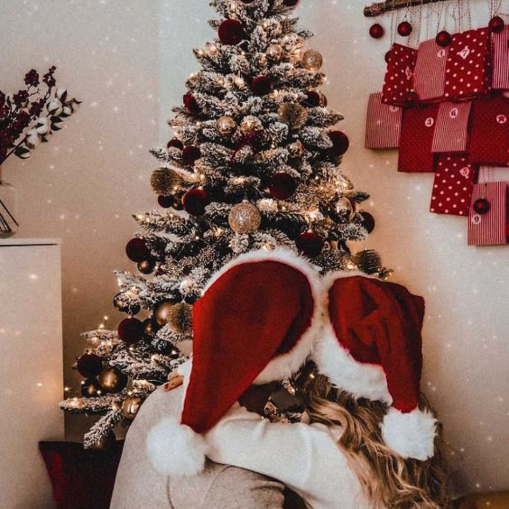 10 poses que puedes hacer con tu pareja en el Árbol de Navidad 4