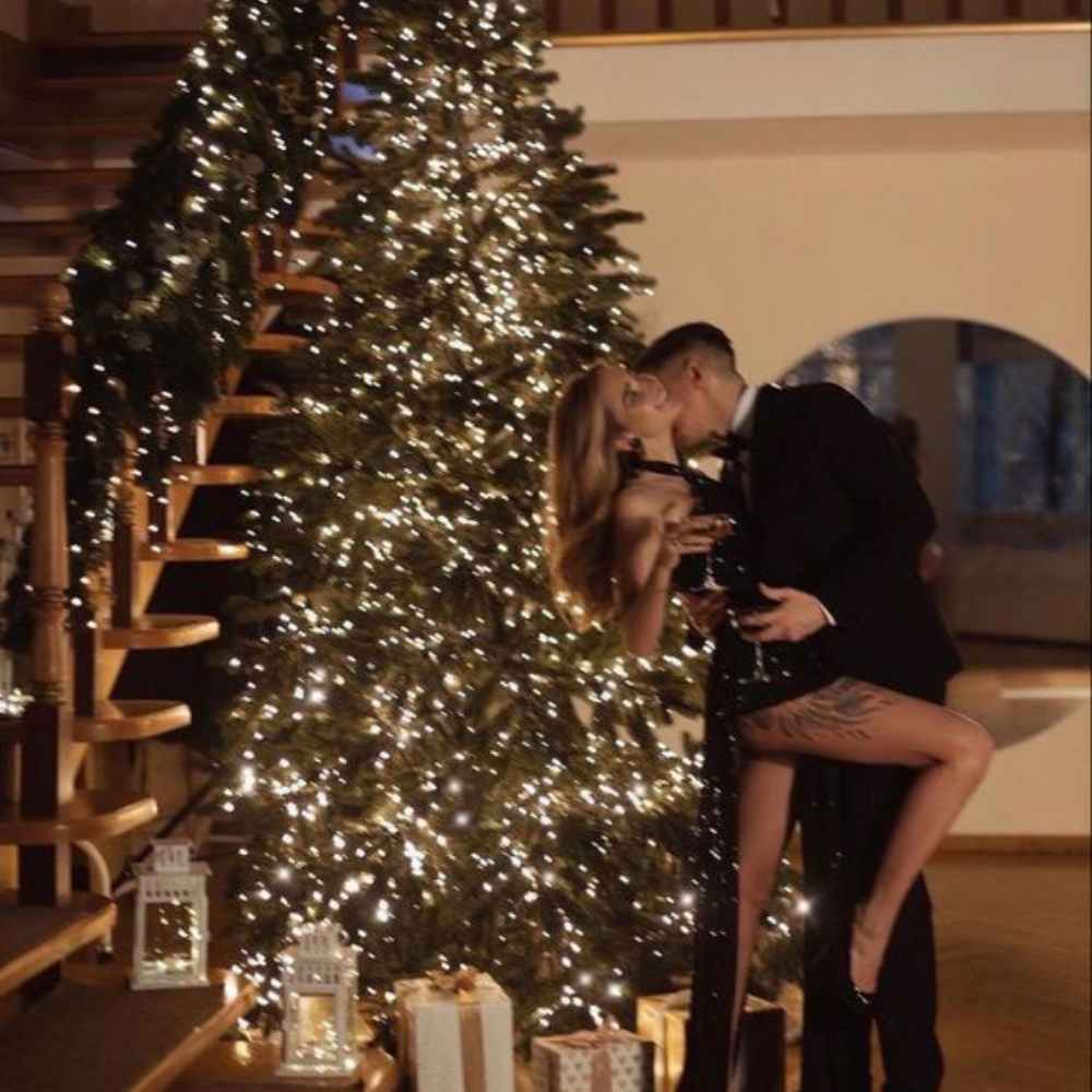 10 poses que puedes hacer con tu pareja en el Árbol de Navidad 3