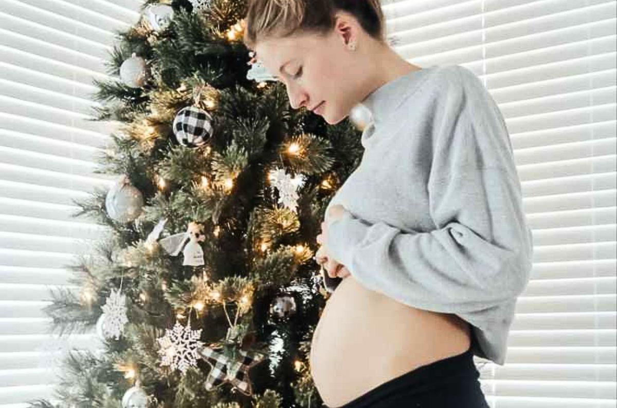 7 ideas de fotos navideñas para posar frente a tu arbolito con tu pancita de embarazo