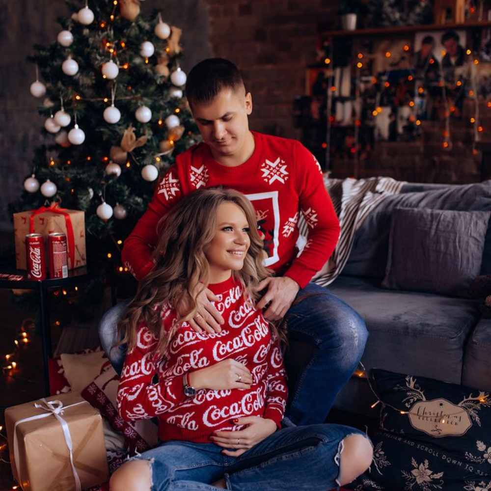 10 poses que puedes hacer con tu pareja en el Árbol de Navidad 7