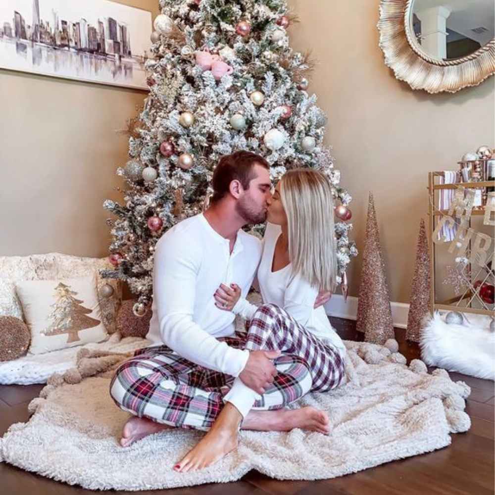 10 poses que puedes hacer con tu pareja en el Árbol de Navidad 6