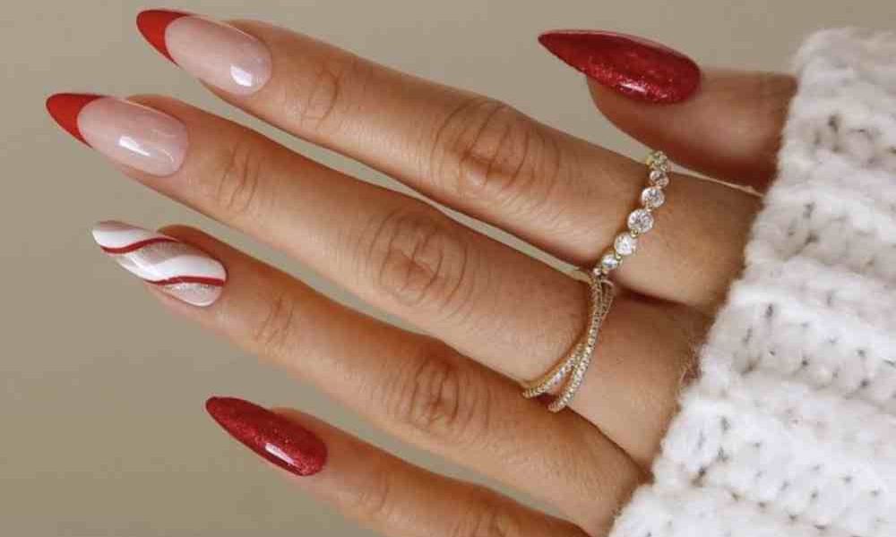 Diseño de uñas rojas con blanco para navidad