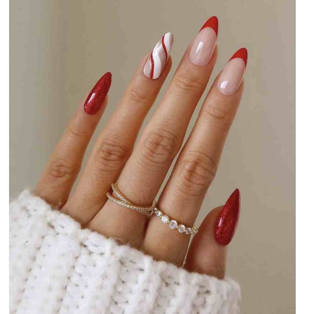 Diseño de uñas rojas con blanco para navidad