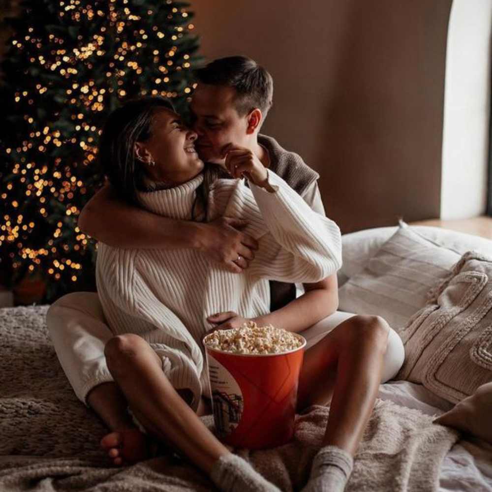 10 poses que puedes hacer con tu pareja en el Árbol de Navidad 9