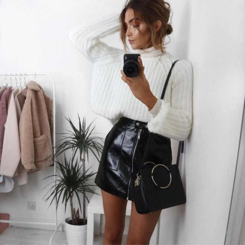 8 outfits con medias negras y tenis para estar calientita este invierno 3