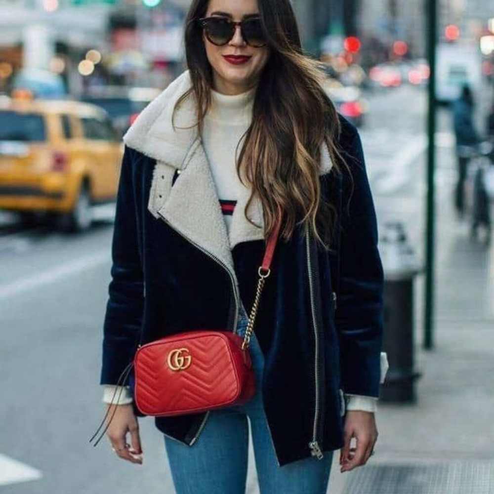 8 outfits cómodos y calientitos que puedes usar con jeans este invierno 2