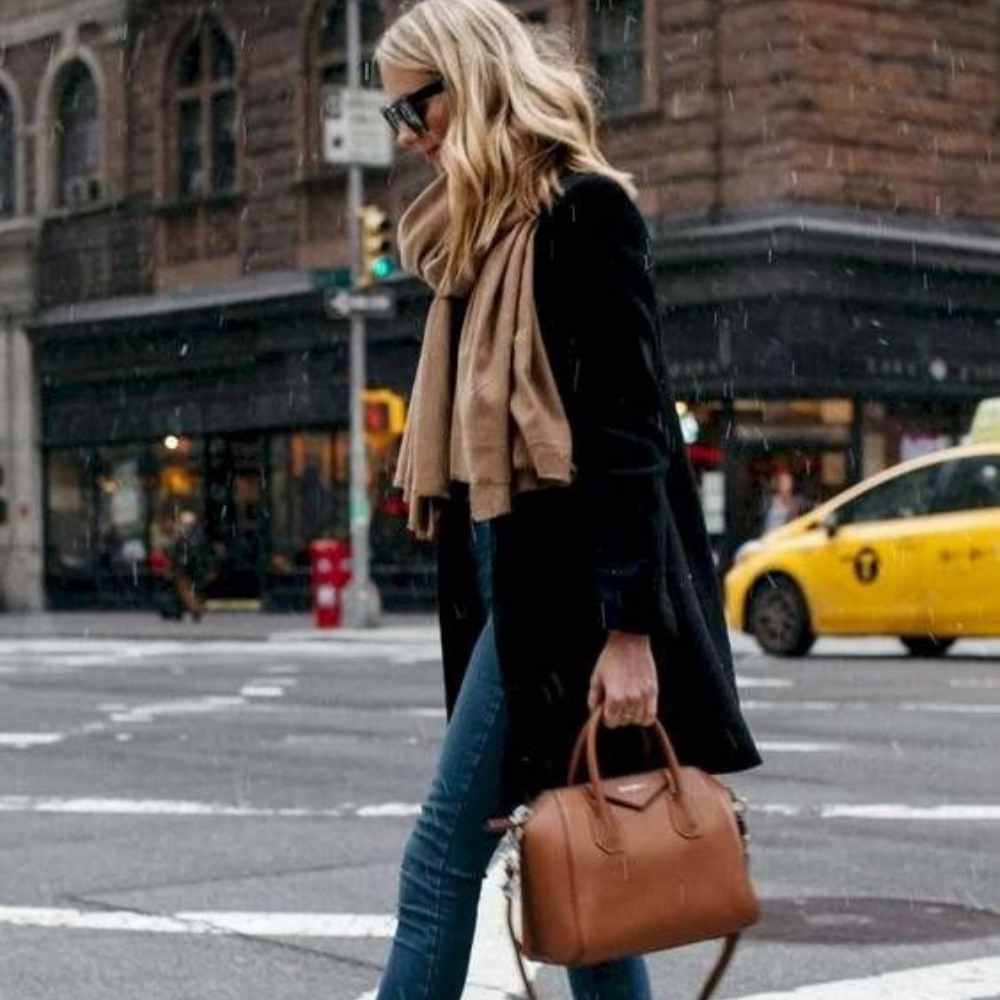 8 outfits cómodos y calientitos que puedes usar con jeans este invierno 1