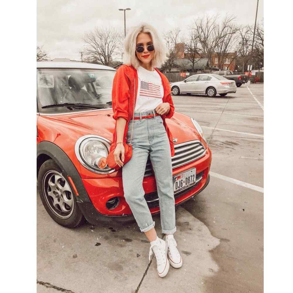 Look de pantalónes de tir alto con blazer rojo y tenis