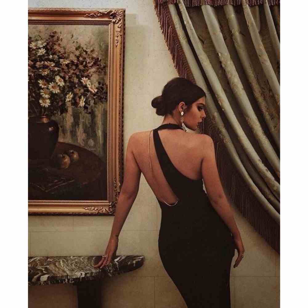 Chica con vestido negro largo sexy con escote en espalda