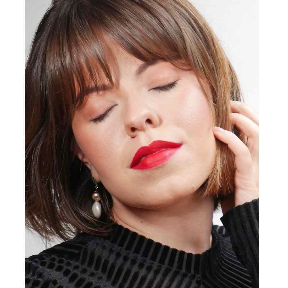 MAquillaje natural con labial rojo