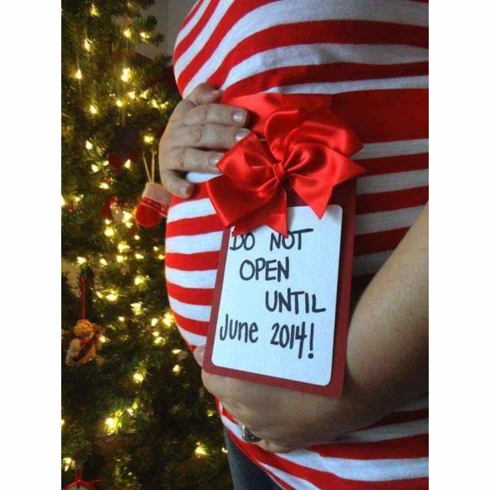 Foto navideña de embarazo con frase graciosa