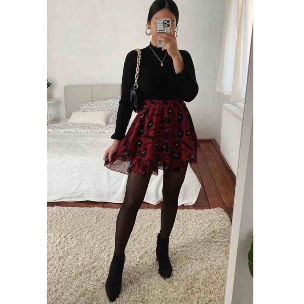 Mini falda con cuello tortuga Outfits con medias y mini falda