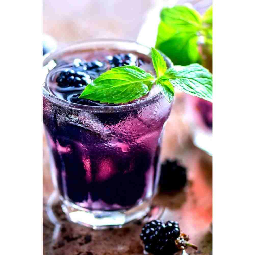 Bebida morada de mojito de zarzamora para el día del soltero