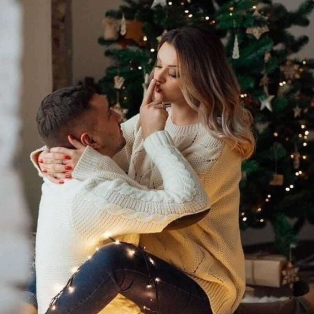 10 poses que puedes hacer con tu pareja en el Árbol de Navidad 8