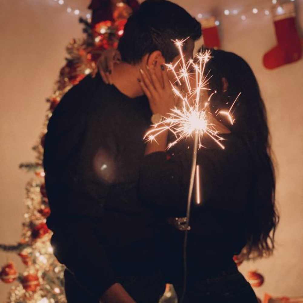 10 poses que puedes hacer con tu pareja en el Árbol de Navidad 5