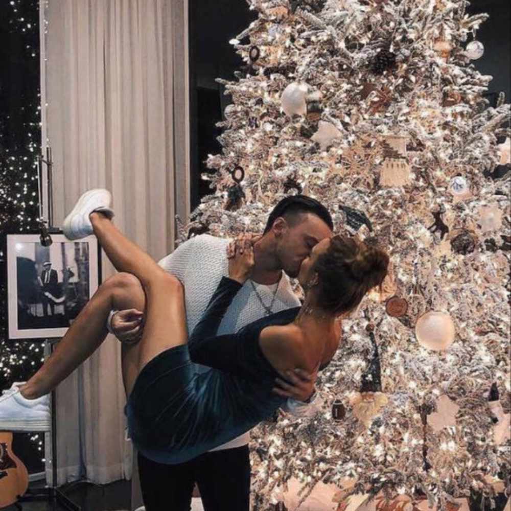 10 poses que puedes hacer con tu pareja en el Árbol de Navidad 2
