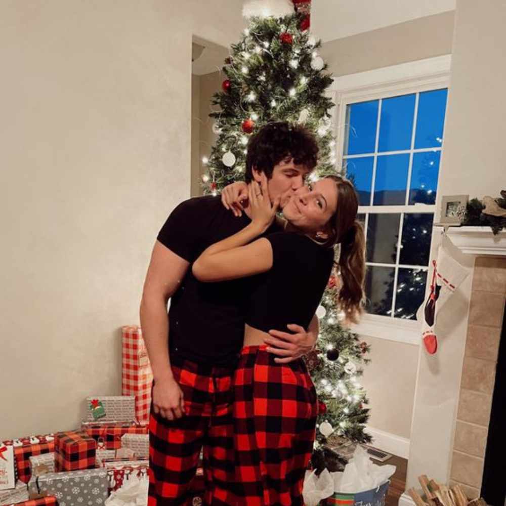 10 poses que puedes hacer con tu pareja en el Árbol de Navidad 1