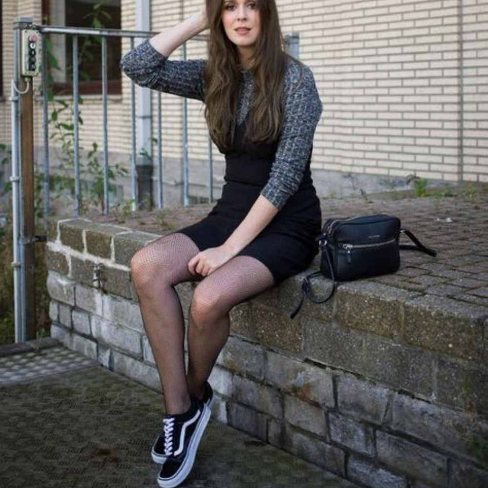 8 outfits con medias negras y tenis para estar calientita este invierno |  Mujer de 10