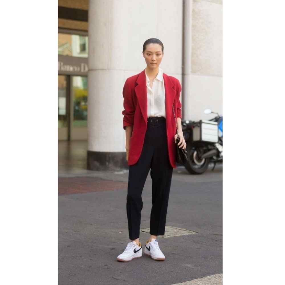 Outfit con blazer rojo y pantalones negros