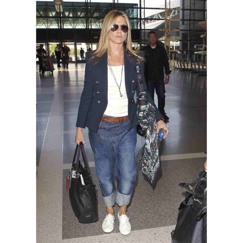 Pantalones flojos Jennifer luciendo unos pantalones flojos en el aeropuerto