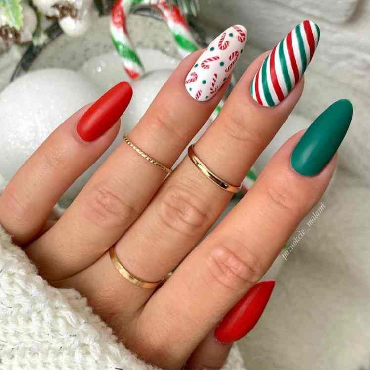 Diseño de uñas navideñas rojas y verdes