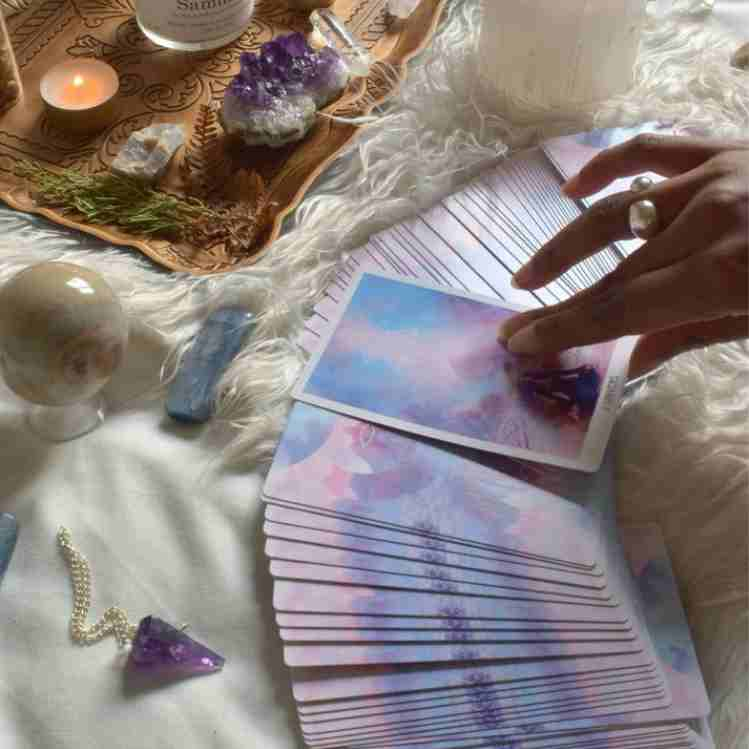 Canalización astral mediante cartas de tarot