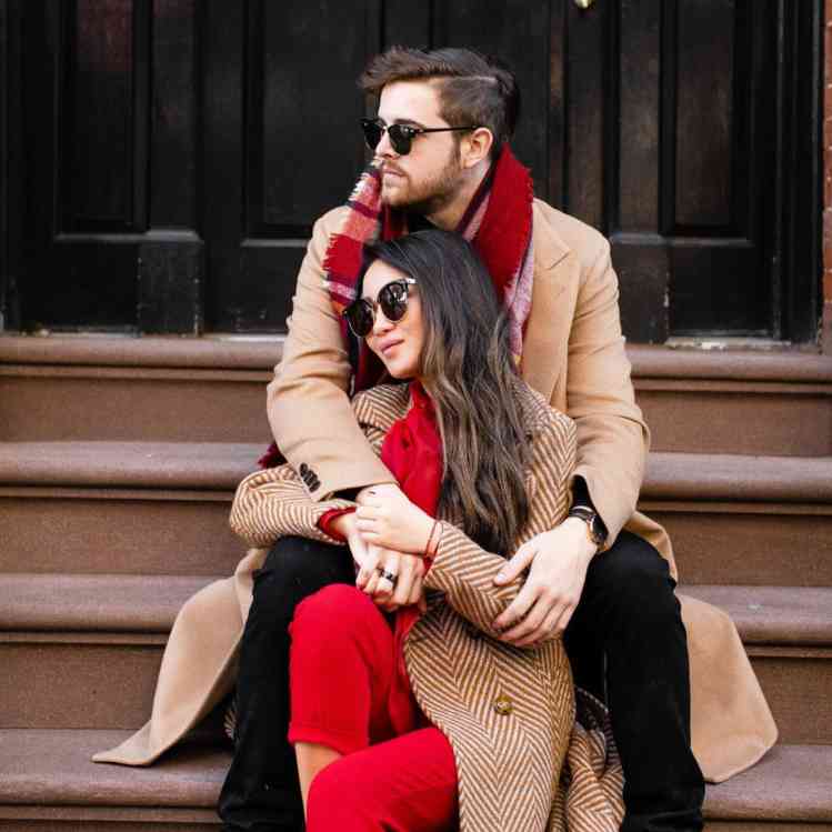 Formas de combinar abrigos de Navidad para parejas que quieren un look romántico