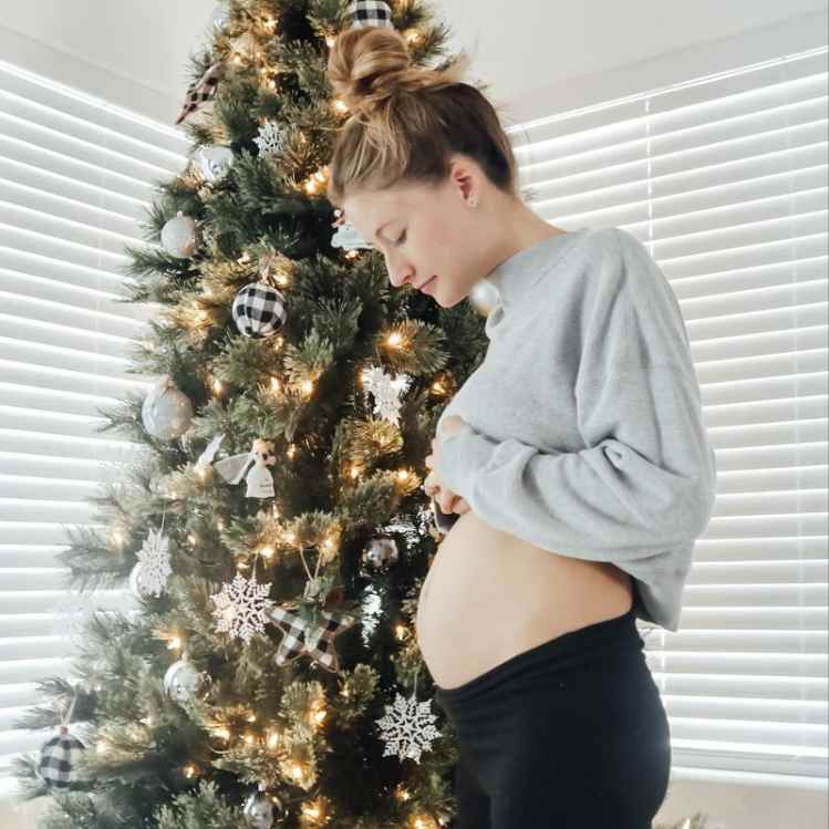 7 ideas de fotos navideñas para posar frente a tu arbolito con tu pancita de embarazo