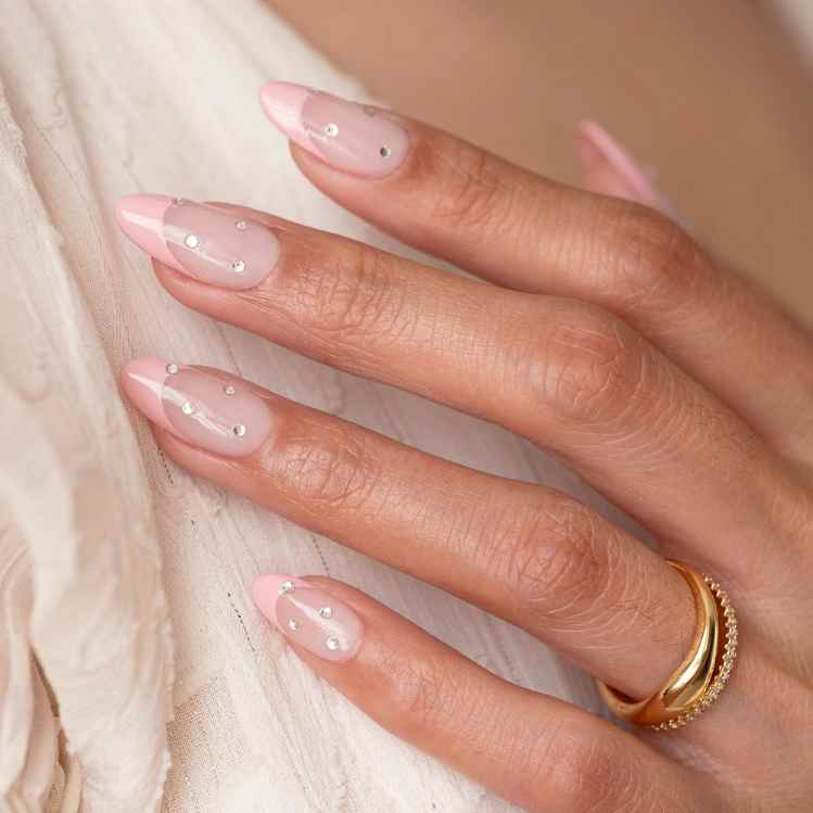 7 ideas de uñas rosa pastel con piedritas elegantes para invierno