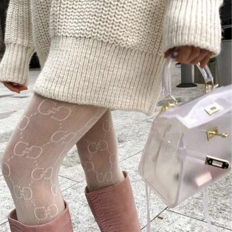 10 outfits con mallas blancas que te harán lucir muy invernal y no como una niña